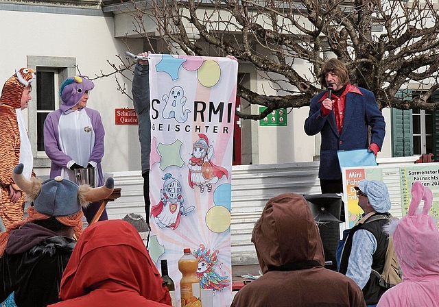 Jede einzelne Fahne wird den Anwesenden vorgestellt.Foto: Verena Schmidtke