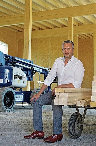 Rohbau steht bereits: Christoph Nyfeler in der aus Holz gefertigten Werkhalle.Foto: Romi Schmid
