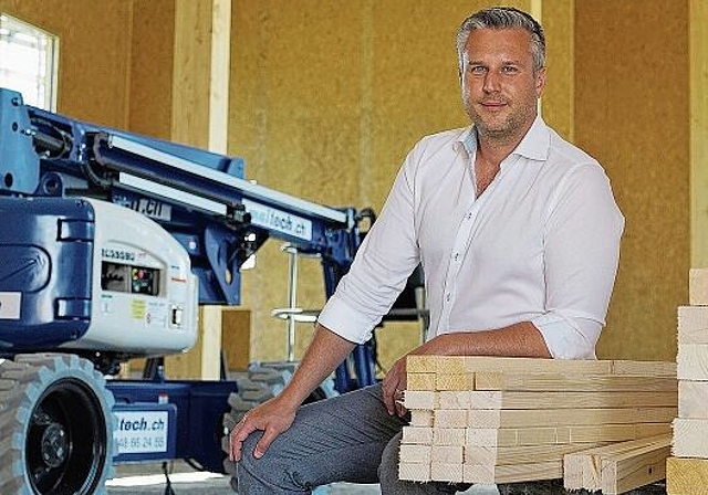 Rohbau steht bereits: Christoph Nyfeler in der aus Holz gefertigten Werkhalle.Foto: Romi Schmid
