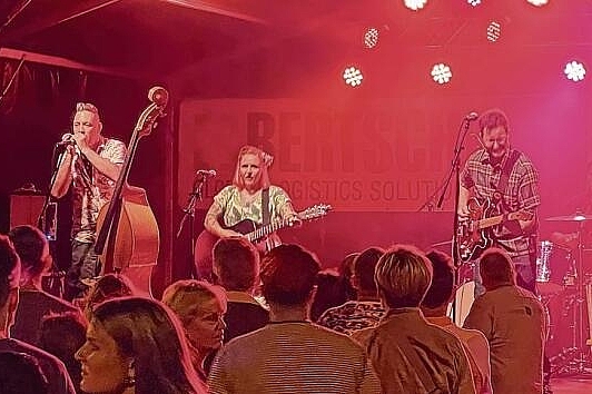… und die Band «The B-Shakers» mit ihren Rockabilly-Klängen.Foto: Andreas Walker