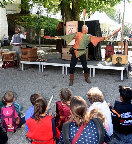 Staunende Kinder: Das Gaukler-Duo Forzarello zeigt Kunststücke. Staunende Kinder: Das Gaukler-Duo Forzarello zeigt Kunststücke.