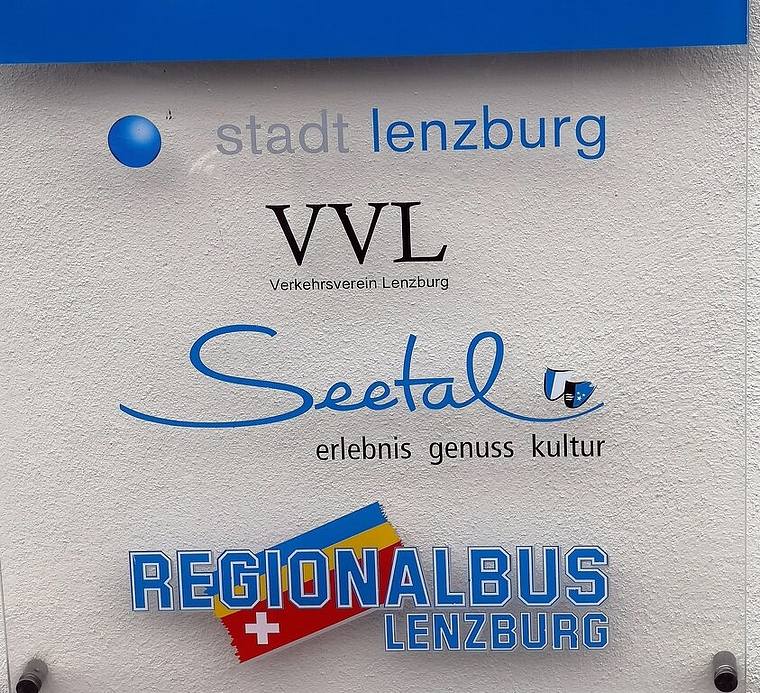 <em>Der unterste Partner fällt weg:</em> Tafel an der Fassade des Tourismusbüros Lenzburg. Foto: Fritz Thut