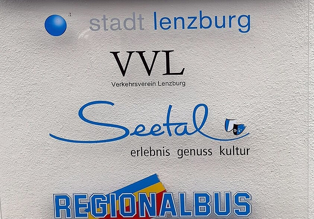 <em>Der unterste Partner fällt weg:</em> Tafel an der Fassade des Tourismusbüros Lenzburg. Foto: Fritz Thut
