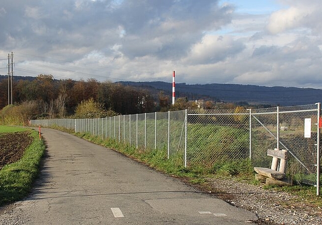 <em>Ein Bild, das sich ändern wird:</em> Die Landwirtschaftsfläche links neben der Herrengasse wird zur Kiesabbaustelle. Foto: Alfred Gassmann