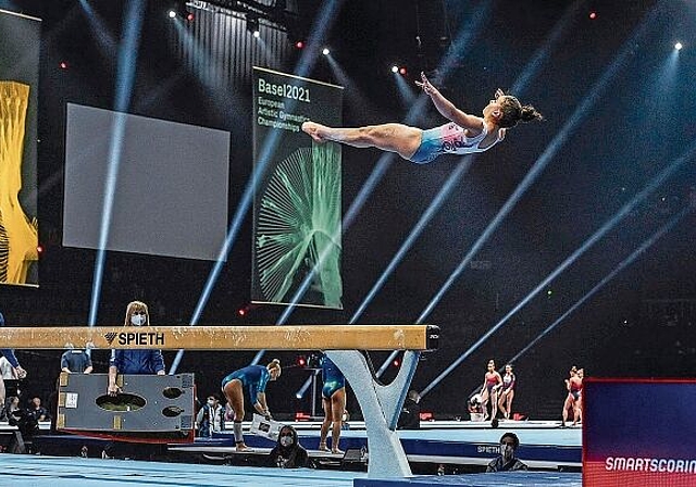 Aargauerin am Schwebebalken, der bald im Aargauer Turnzentrum in Lenzburg steht: Die Schafisheimerin Anina Wildi beim Podiumstraining an der EM in Basel. Foto: Basel 2021/Stephan Boegli
