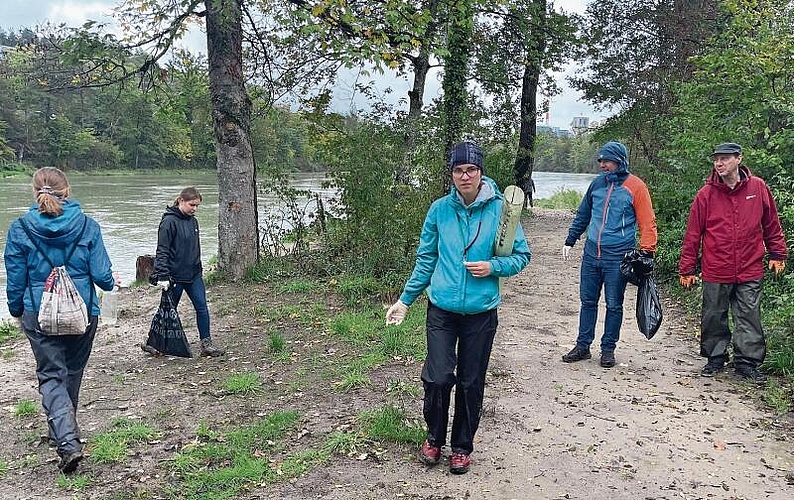 Müll einsammeln: Drei Gruppen streiften durch den Wald und sammelten Müll ein. Foto: Andreas Walker