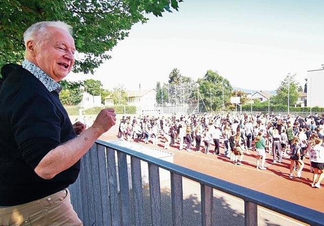 Geht mit, wie er leibt und lebt: Nach 44 Dienstjahren bei der Regionalschule Lenzburg wurde Edgar Kohler durch einen Tanz-Flash-Mob von rund 400 Schülern verabschiedet. Foto: Fritz Thut