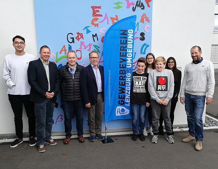 Freuen sich auf die vierte Auflage: Die Verantwortlichen von «go for work», von links, Omar Weber (Administration), Patrick Iseli (Vorstandsmitglied GVL), Christian Ryser (Vizepräsident GVL), Erich Renfer (Präsident GVL), vier Schüler und Schulv