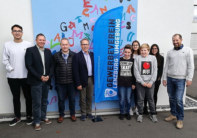 Freuen sich auf die vierte Auflage: Die Verantwortlichen von «go for work», von links, Omar Weber (Administration), Patrick Iseli (Vorstandsmitglied GVL), Christian Ryser (Vizepräsident GVL), Erich Renfer (Präsident GVL), vier Schüler und Schulv