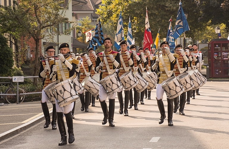 schlag.punkt.kärnten: Das Kärtner Trommlerkorps in der Uniform der k.u.k. Trabantenleibgarde war allgegenwärtig in den Lenzburger Gassen.