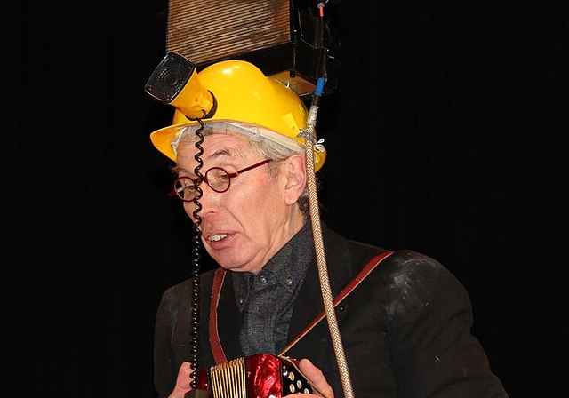 Mit Kopfschmuck am Neujahrsempfang: Theatermann Mark Wetter.
