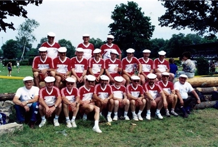 <em>Erinnerungen:</em> Die Männerriege Hendschiken anno 1993. Foto: zvg