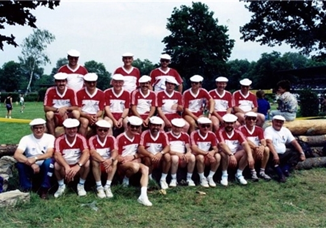 <em>Erinnerungen:</em> Die Männerriege Hendschiken anno 1993. Foto: zvg