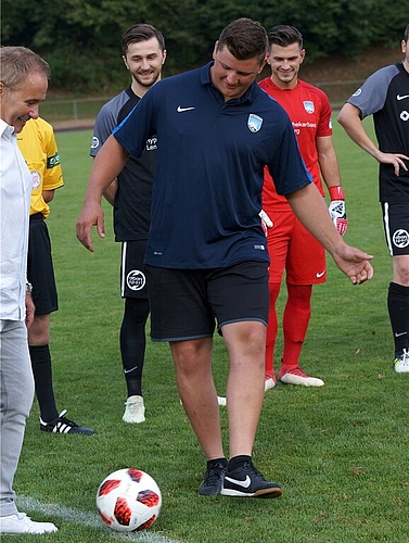 <em>Der etwas andere Anstoss:</em> Schwinger Nick Alpiger spielt das Leder Armando Granzotto (links), dem Präsidenten der AFV-Wettspielkommission, zu.