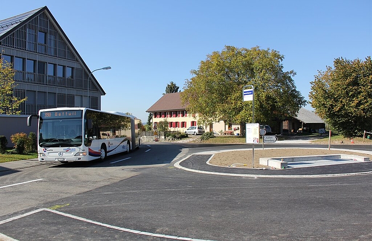 <em>Feuertaufe für Chauffeuse Patrizia Erdin:</em> Sie fährt erstmals den neuen Wendeplatz als Bushaltestelle «Oberdorf» an. Foto Alfred Gassmann