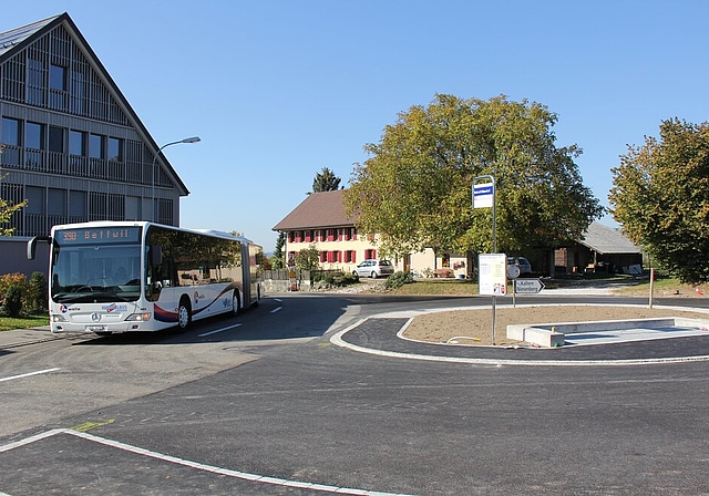 <em>Feuertaufe für Chauffeuse Patrizia Erdin:</em> Sie fährt erstmals den neuen Wendeplatz als Bushaltestelle «Oberdorf» an. Foto Alfred Gassmann