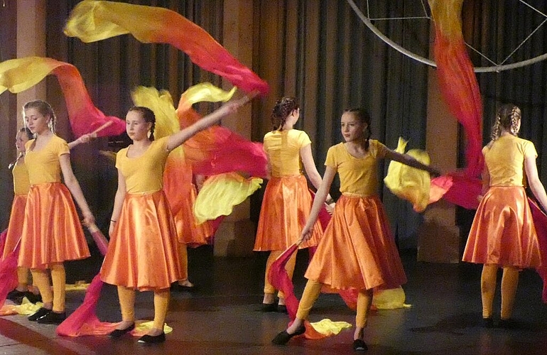 <em>Spiel mit den Feuer:</em> Schülerinnen der Rudolf-Steiner-Schule Aargau. Fotos: Pia Weber