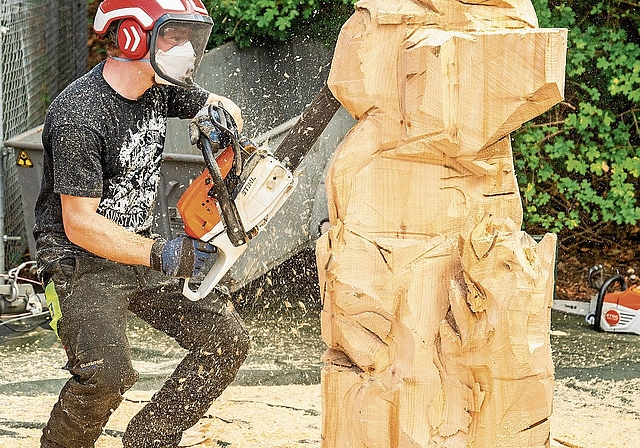 Kunst aus Holz: Lukas Senn schnitzte einen Feuerwehrmann.