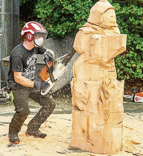 Kunst aus Holz: Lukas Senn schnitzte einen Feuerwehrmann.
