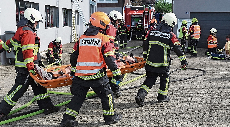 Feuerwehrmänner der Feuerwehr Boniswil-Hallwil zeigen im Rahmen der Hauptübung die Bergung eines Verletzten.