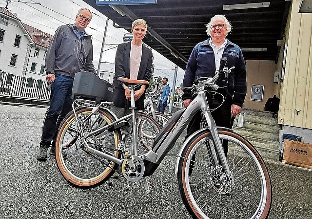 Lancierten das neue E-Bike-Angebot «Seetal mobil» beim Bahnhof Beinwil am See: Die Projektleiter Rafael Enzler und Marianne Suppiger von der Agentur gutundgut in Zürich und René Bossard, Präsident von Seetal Tourismus. Foto: Fritz Thut