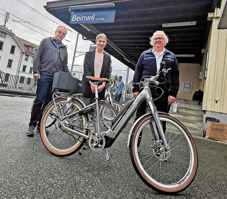 Lancierten das neue E-Bike-Angebot «Seetal mobil» beim Bahnhof Beinwil am See: Die Projektleiter Rafael Enzler und Marianne Suppiger von der Agentur gutundgut in Zürich und René Bossard, Präsident von Seetal Tourismus. Foto: Fritz Thut