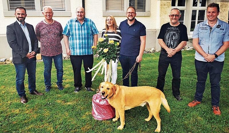 1000. Einwohner: Der gesamte Hallwiler Gemeinderat mit Gemeindeammann Walter Gloor gratuliert Ines Bürgin und Jan Huber zum Zuzug. Foto: Fritz Thut