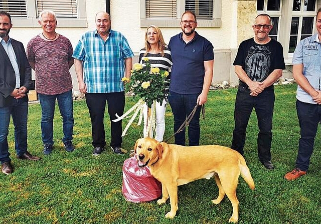 1000. Einwohner: Der gesamte Hallwiler Gemeinderat mit Gemeindeammann Walter Gloor gratuliert Ines Bürgin und Jan Huber zum Zuzug. Foto: Fritz Thut