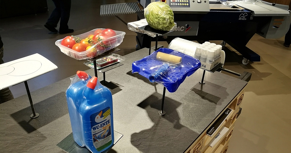 Verschiedenste Verpackungen: Blick in den Showroom im Parterre.