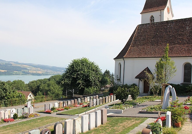 <em>Wirkt gefällig:</em> Der umgestaltete Friedhof Birrwil mit neuem Urnenfriedhof. Foto: Alfred Gassmann