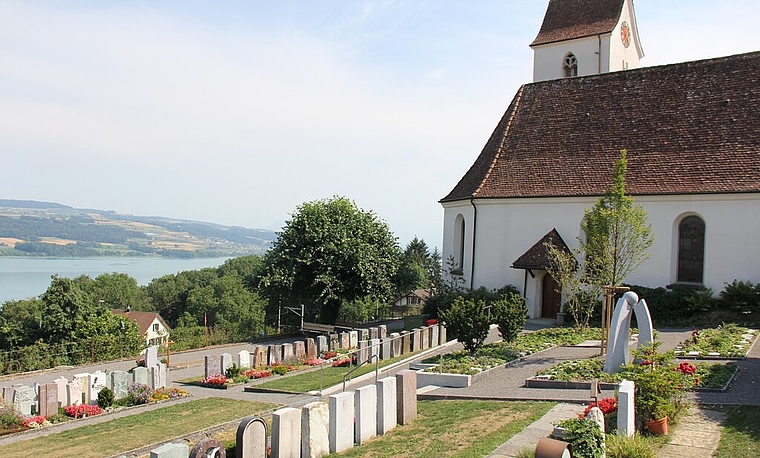 <em>Wirkt gefällig:</em> Der umgestaltete Friedhof Birrwil mit neuem Urnenfriedhof. Foto: Alfred Gassmann