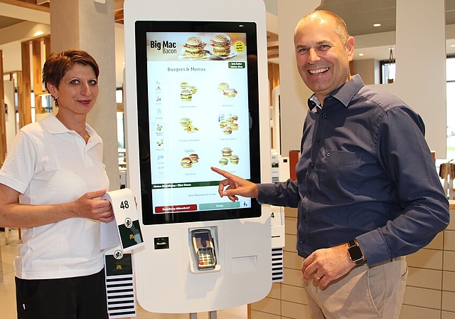 <em>Freuen sich, den Gästen einen Self-Ordering-Kiosk und Service an den Tisch bieten zu können:</em> Die Betriebsleiterin Svetlana Vasic und Lizenznehmer Fredy Bruder im neu eröffneten McDonald’s in Schafisheim. Fotos: Carolin Frei
