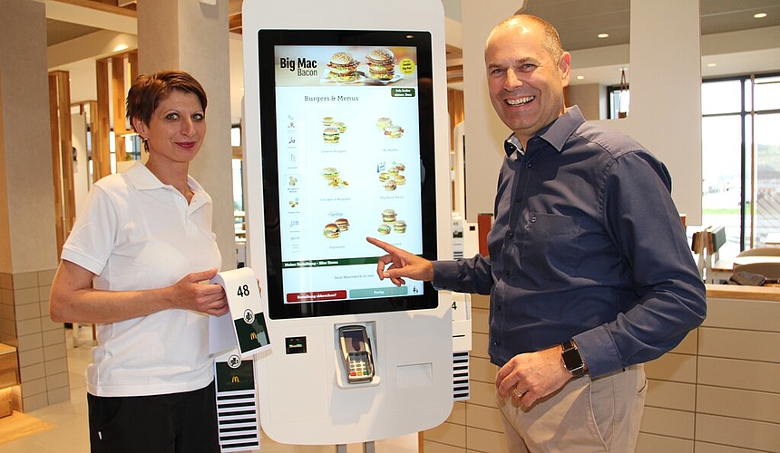 <em>Freuen sich, den Gästen einen Self-Ordering-Kiosk und Service an den Tisch bieten zu können:</em> Die Betriebsleiterin Svetlana Vasic und Lizenznehmer Fredy Bruder im neu eröffneten McDonald’s in Schafisheim. Fotos: Carolin Frei

