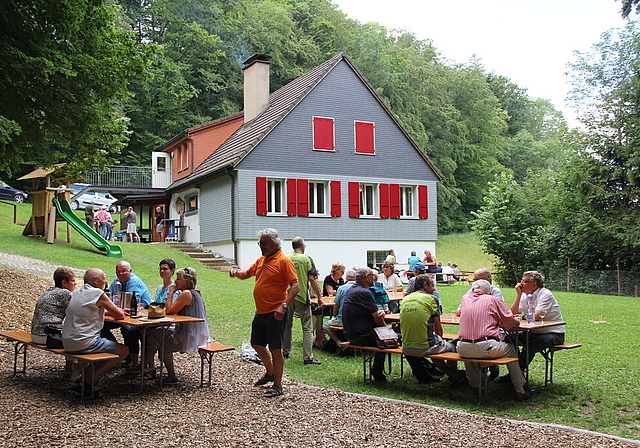 Jeden Sonntag viel Betrieb: Das Haus der jubilierenden Naturfreunde Lenzburg an der Gislifluh ist jeweils Treffpunkt von Vereinsmitgliedern und Sportlern. Foto: Alfred Gassmann
