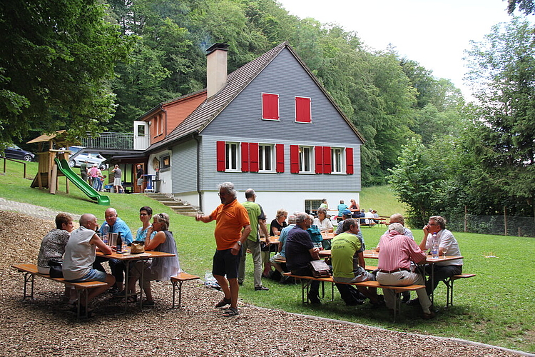 Jeden Sonntag viel Betrieb: Das Haus der jubilierenden Naturfreunde Lenzburg an der Gislifluh ist jeweils Treffpunkt von Vereinsmitgliedern und Sportlern. Foto: Alfred Gassmann
