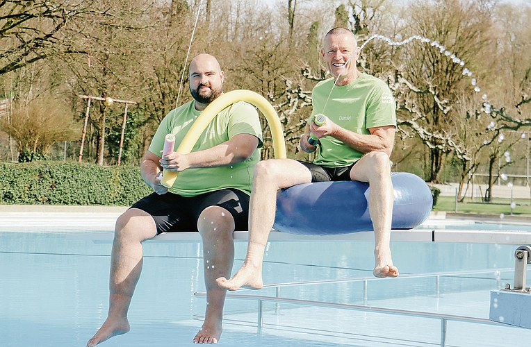 Bademeister Dani Hürzeler (rechts) und sein Stellvertreter Luca Pielli sorgen für gute Stimmung am Beckenrand – auch wenn das Badi-Vergnügen dieses Jahr etwas mehr kostet.Foto: Romi Schmid Bademeister Dani Hürzeler (rechts) und sein Stellvertreter Luca Pielli sorgen für gute Stimmung am Beckenrand – auch wenn das Badi-Vergnügen dieses Jahr etwas mehr kostet.Foto: Romi Schmid