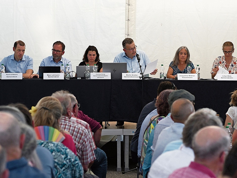 Der Gemeinderat Beinwil am See hielt die Versammlung ab: Patrik d’Allens, Marc Lehmann, Gemeindeschreiberin ad interim Corinne Zemp, Gemeindeammann Martin Grütter, Frau Vizeammann JacquelinWidmer und Lillian Wick.Foto: Andreas Walker
