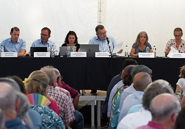 Der Gemeinderat Beinwil am See hielt die Versammlung ab: Patrik d’Allens, Marc Lehmann, Gemeindeschreiberin ad interim Corinne Zemp, Gemeindeammann Martin Grütter, Frau Vizeammann JacquelinWidmer und Lillian Wick.Foto: Andreas Walker