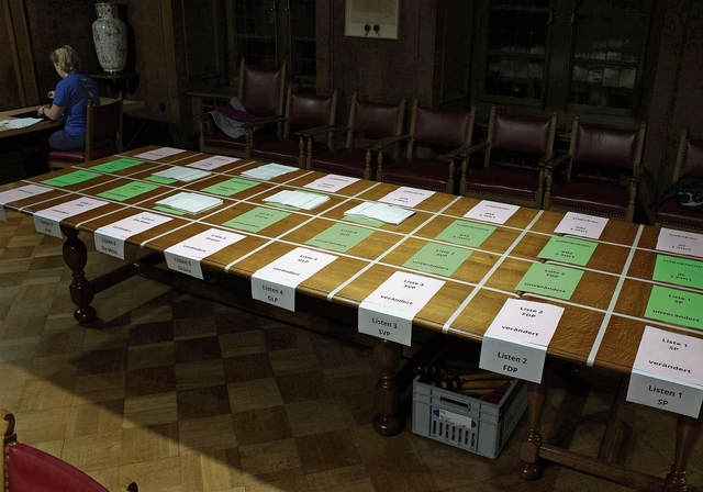 Team S: Zwei Helferinnen nummerieren die sortierten Stapel.Foto: Debora Hugentobler