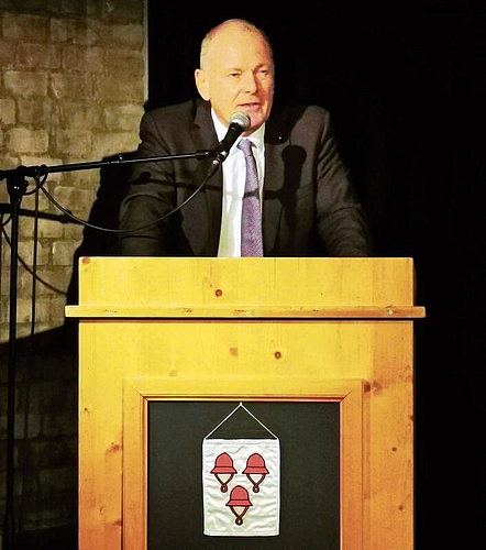 Freut sich über volle Züge: Regierungsrat Stephan Attiger in Seon. Foto: Fritz Thut