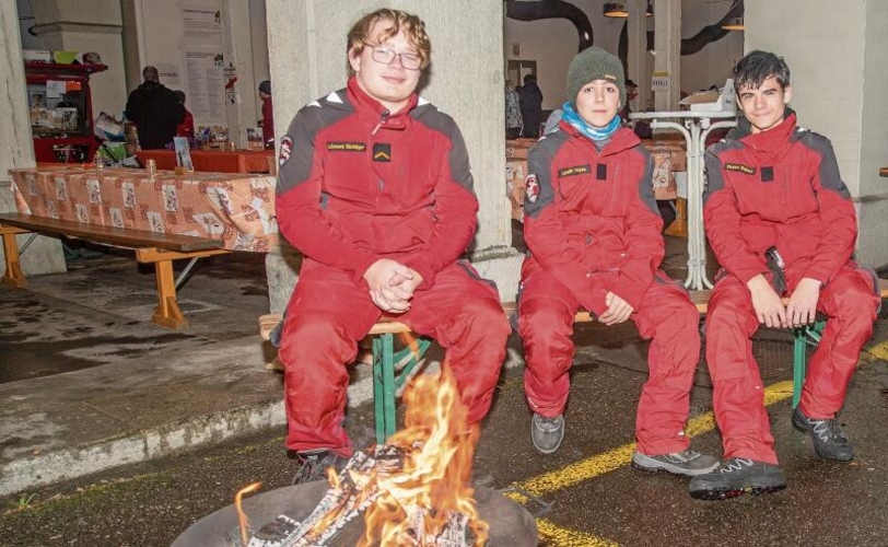 Aufwärmen am Feuer: Bei kaltem Wetter brauchte es auch mal eine Aufwärmung am Feuer, wie es Léonard, Laurin und Florian vormachten. Foto: PWi