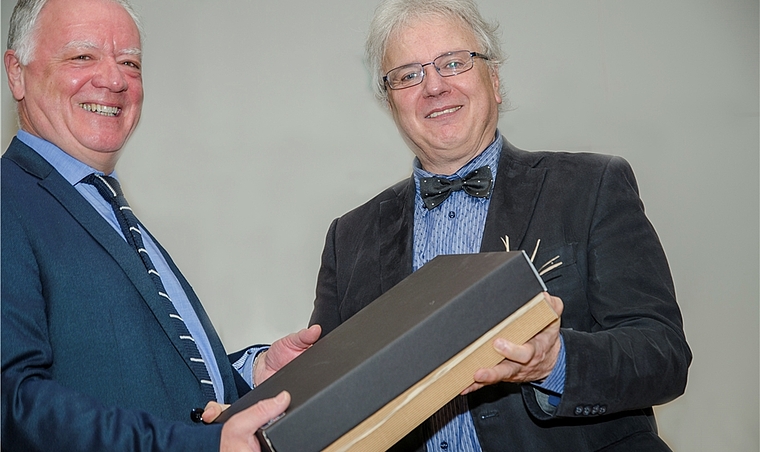 Ein Dankeschön für eine interessante Ansprache: Gemeindeammann Jürg Link überreichte ein Geschenk an Gemeinderat Thomas Hofstetter (l). Foto: PWi