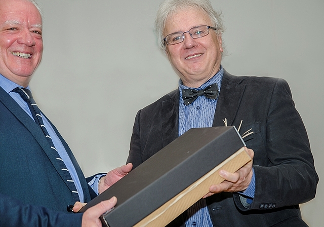 Ein Dankeschön für eine interessante Ansprache: Gemeindeammann Jürg Link überreichte ein Geschenk an Gemeinderat Thomas Hofstetter (l). Foto: PWi