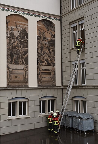 <em>Demonstration:</em> Rettung aus einem Gebäude mit Einstieg durch das Fenster.
