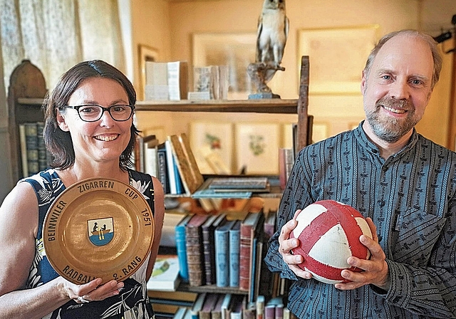 Verstehen sich bestens: Das Co-Präsidium vom Verein Zeitreisen in Beinwil, Patrizia Rehmann und Hannes Eichenberger, mit Radball-Utensilien, die bei der nächsten Veranstaltung am 5. August eine Rolle spielen. Foto: Fritz Thut