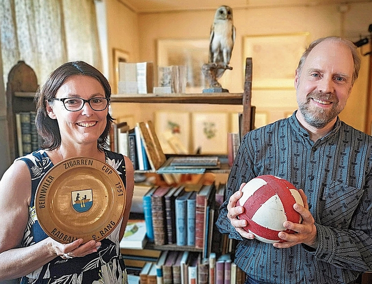 Verstehen sich bestens: Das Co-Präsidium vom Verein Zeitreisen in Beinwil, Patrizia Rehmann und Hannes Eichenberger, mit Radball-Utensilien, die bei der nächsten Veranstaltung am 5. August eine Rolle spielen. Foto: Fritz Thut