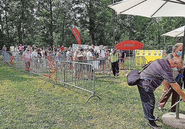 Einlass am Samstag: Die Besucher kamen zeitig, um einen guten Platz zu ergattern. Foto: Carolin Frei
