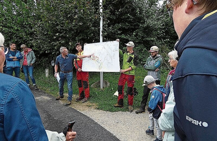 Viele Infos: Revierförster Marcel Hablützel erklärt an der Karte den Bestand. Foto: Pia Weber