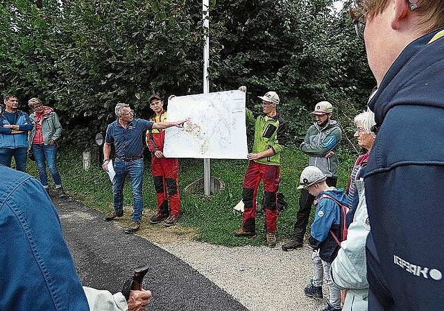 Viele Infos: Revierförster Marcel Hablützel erklärt an der Karte den Bestand. Foto: Pia Weber