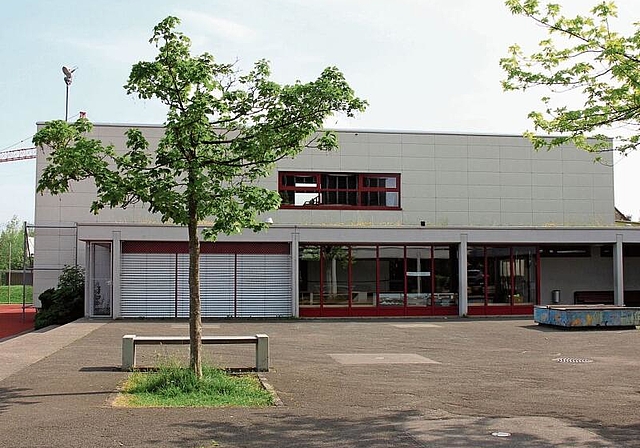 Muss einem Ersatzneubau weichen: Das alte Primarschulhaus. Foto: Alfred Gassmann